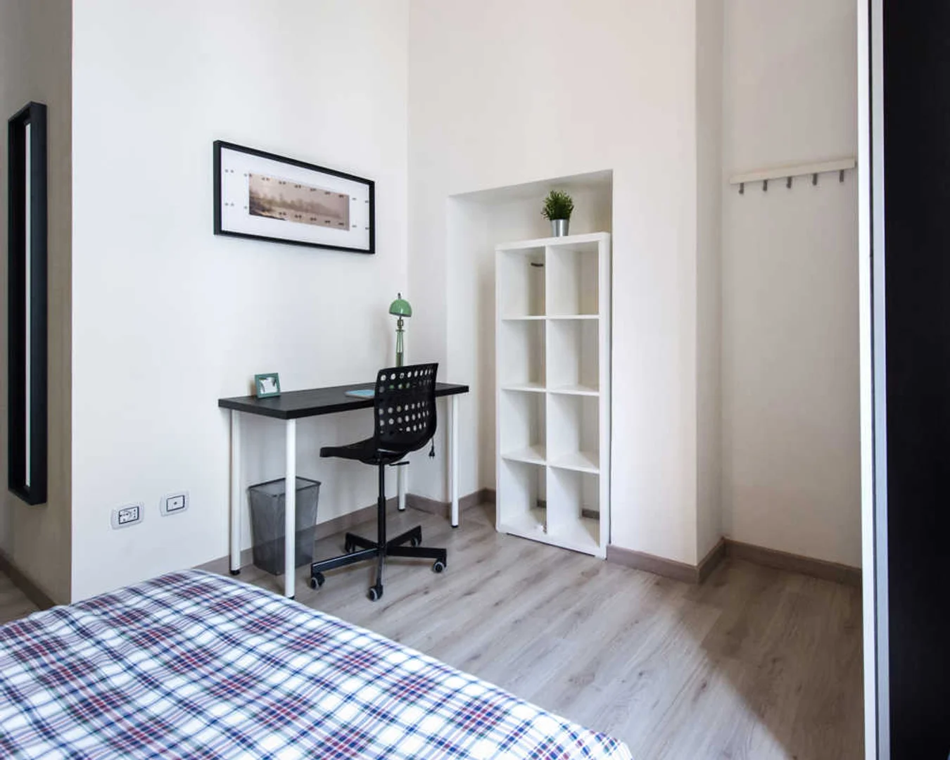 Quarto de estudante em com área de estudo e instalações partilhadas