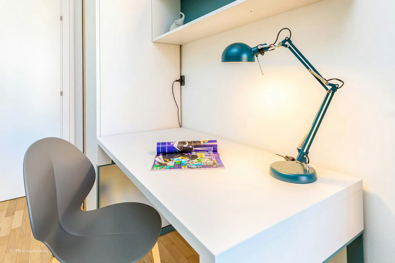 Quarto acessível para estudantes com iluminação ampla em 