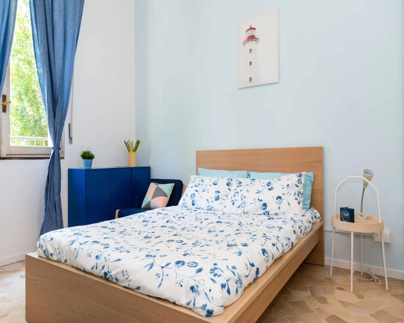 Chambre conviviale pour les étudiants dans avec des équipements modernes