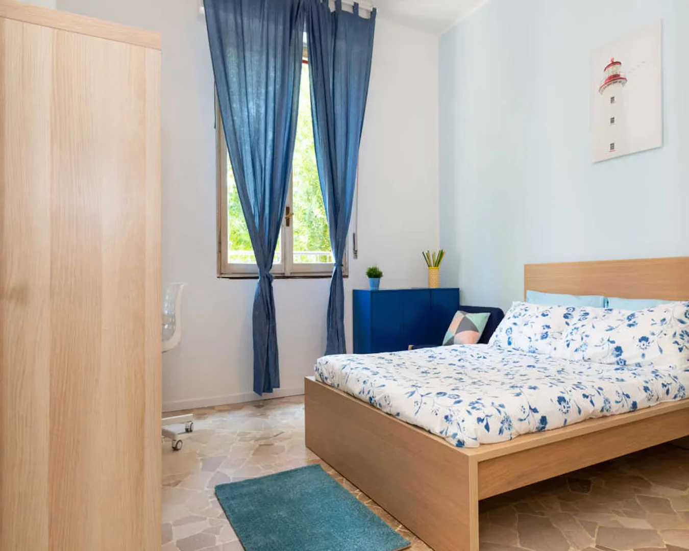 Chambre d'étudiant lumineuse et aérée avec accès facile à l'université dans