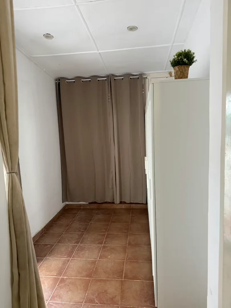 Quarto de estudante luminoso e arejado com acesso fácil à universidade em 
