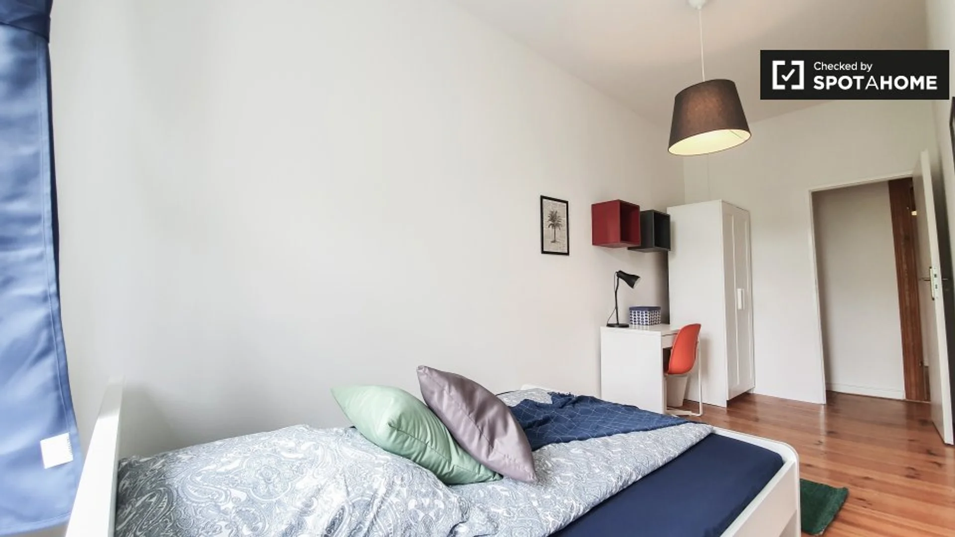 Quarto de estudante em  com área de estudo e instalações partilhadas