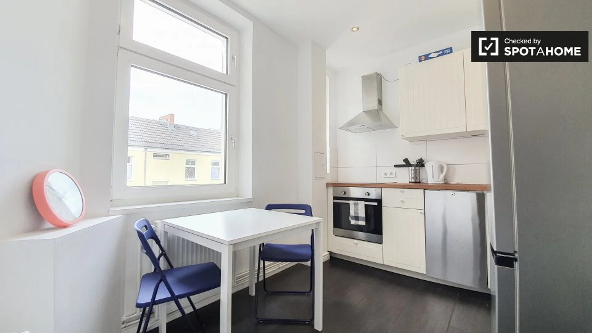 Quarto para alugar em apartamento de estudantes em , totalmente mobilado
