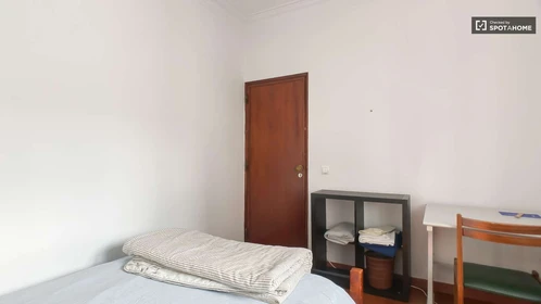 Bright private room in Carcavelos