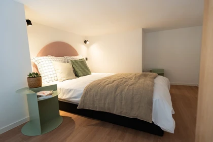 Quarto para alugar com cama de casal em Reims