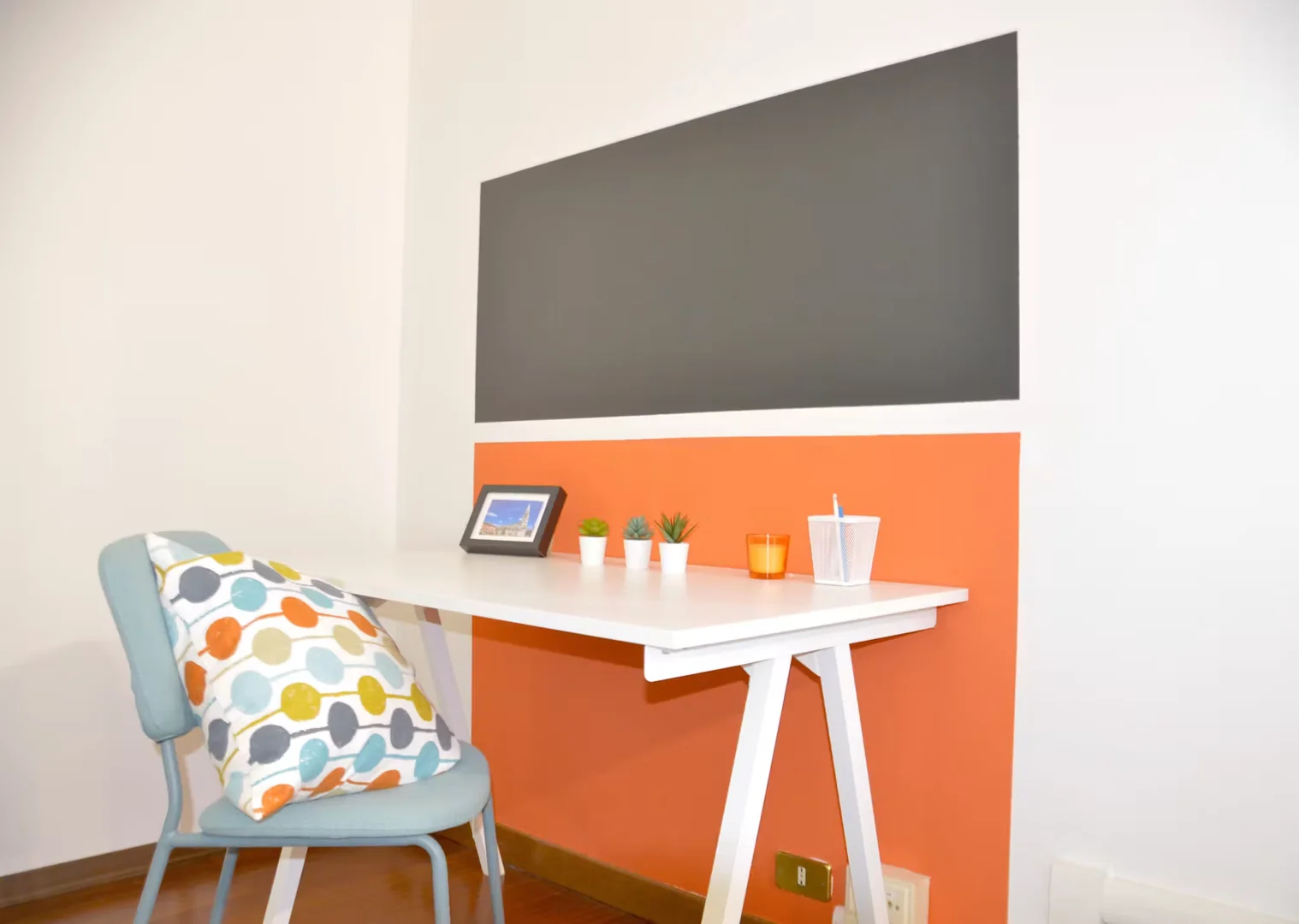 Chambre d'étudiant à  avec espace d'étude et installations communes
