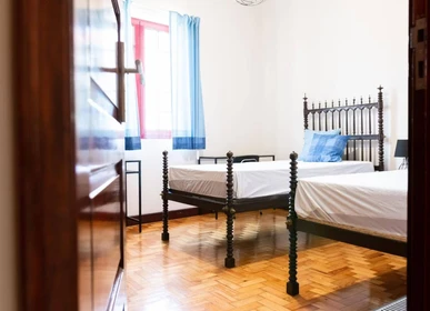 Bright shared room for rent in porto