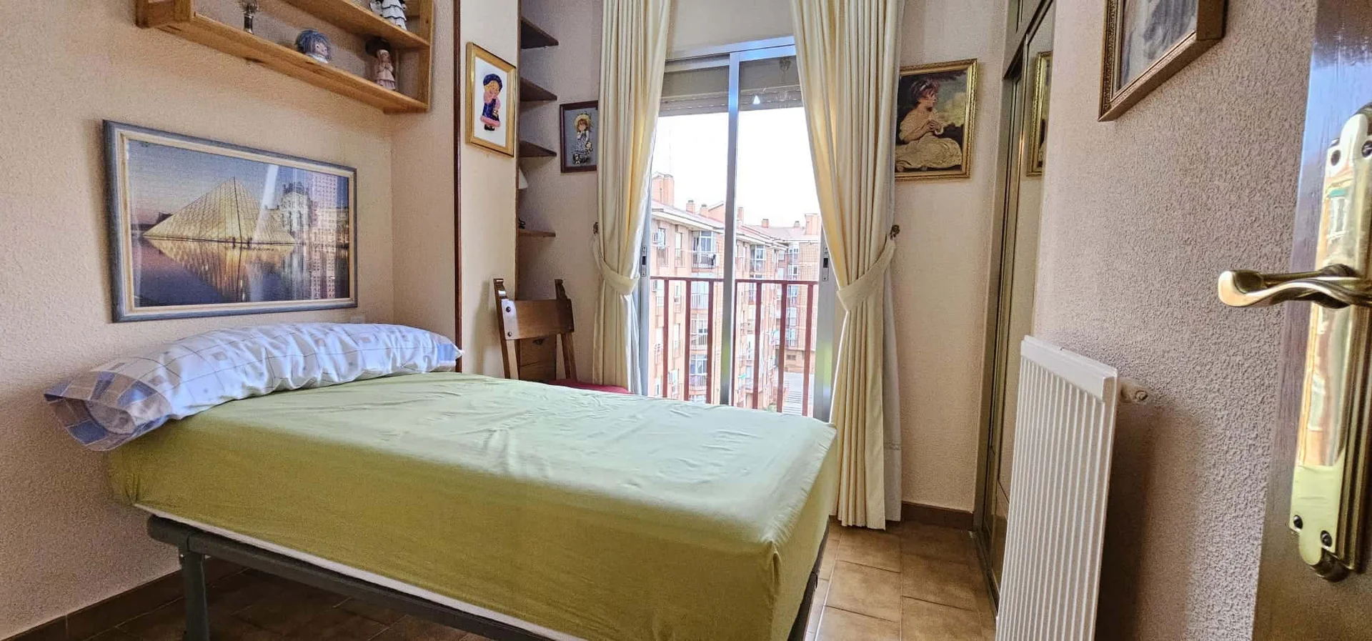Quarto para alugar em apartamento de estudantes em , totalmente mobilado