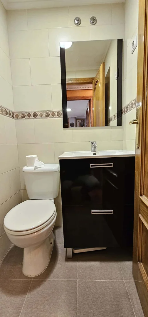 Quarto para alugar em apartamento de estudantes em , totalmente mobilado
