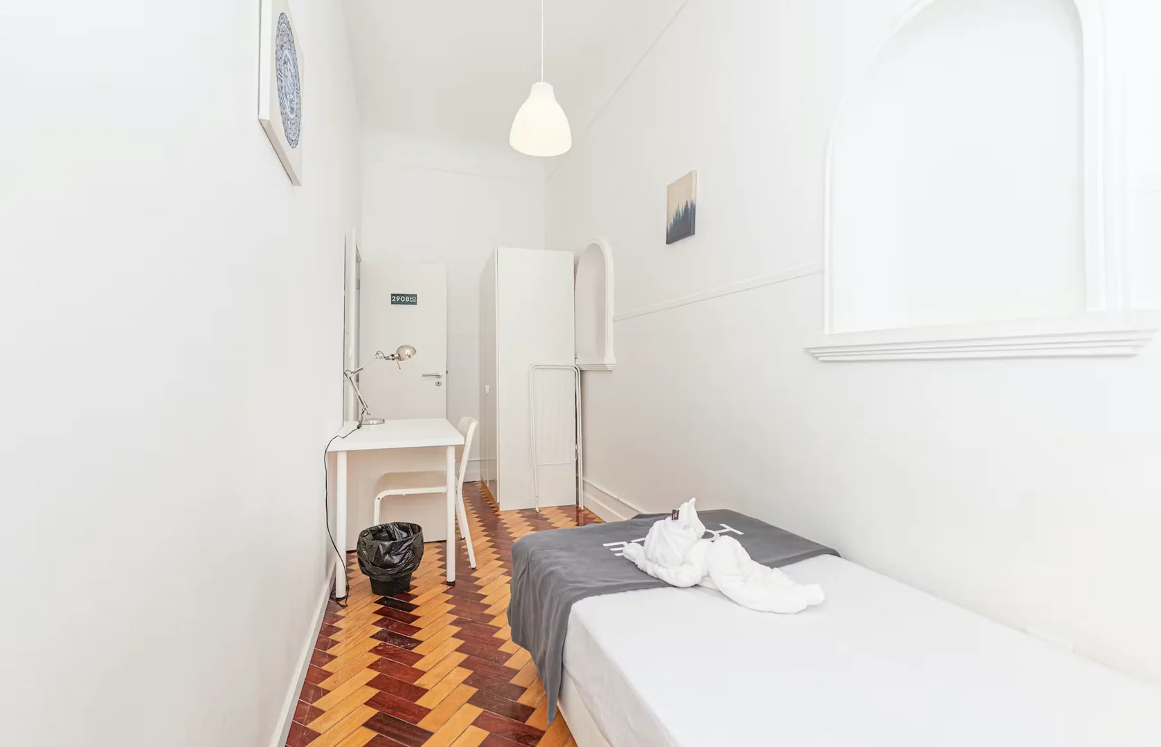 Quarto de estudante luminoso e arejado com acesso fácil à universidade em 