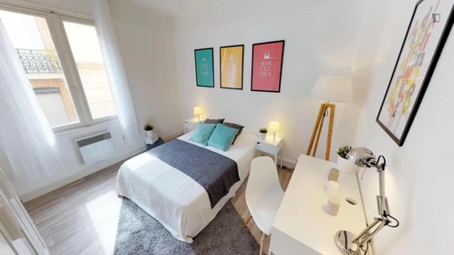 Quarto para alugar com cama de casal em Toulouse