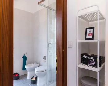 Habitación privada en Viale Giovanni Vicini, imagen 26 de 30