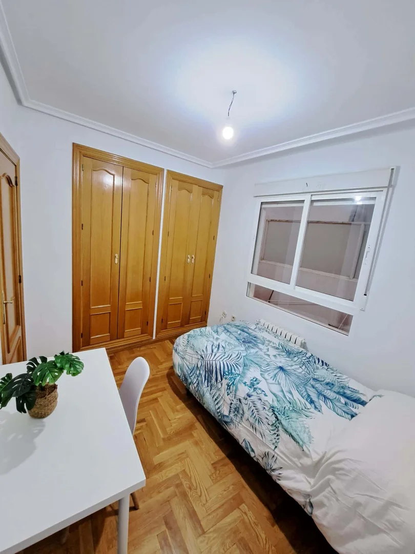 Habitación estudiantil luminosa y aireada con fácil acceso a la universidad en 