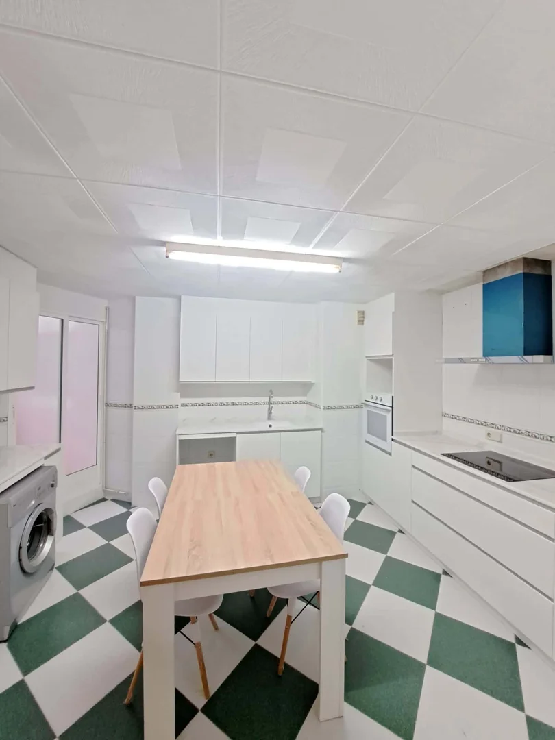 Habitación estudiantil económica cerca del campus en 