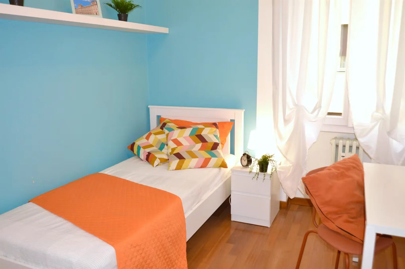 Funktionelles Studentenzimmer perfekt zum Studieren in 