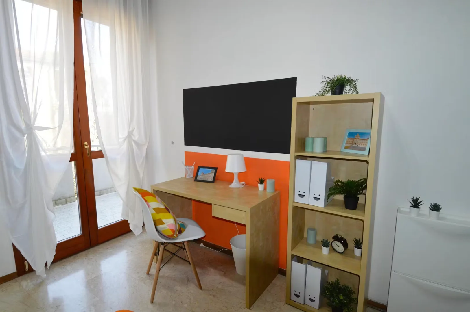 Bright and airy student room with easy university access in 