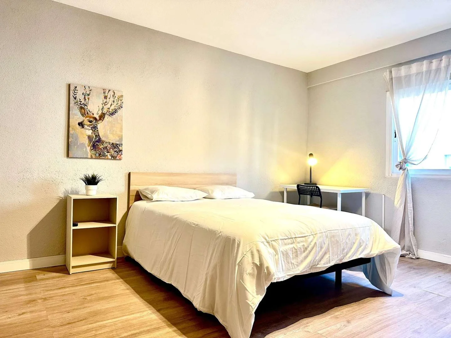 Bright and airy student room with easy university access in 