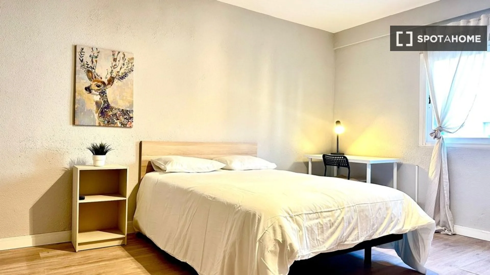 Bright and airy student room with easy university access in 