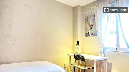 Private room at Calle de Francia, image 4 of 19