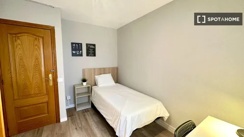 Private room at Calle de Francia, image 7 of 19