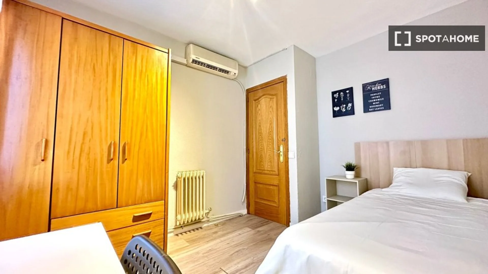 Student-friendly room in  with modern amenities