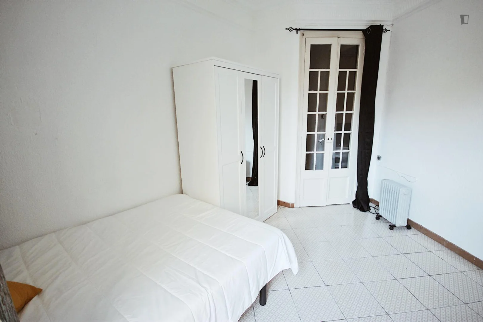 Chambre d'étudiant à avec espace d'étude et installations communes