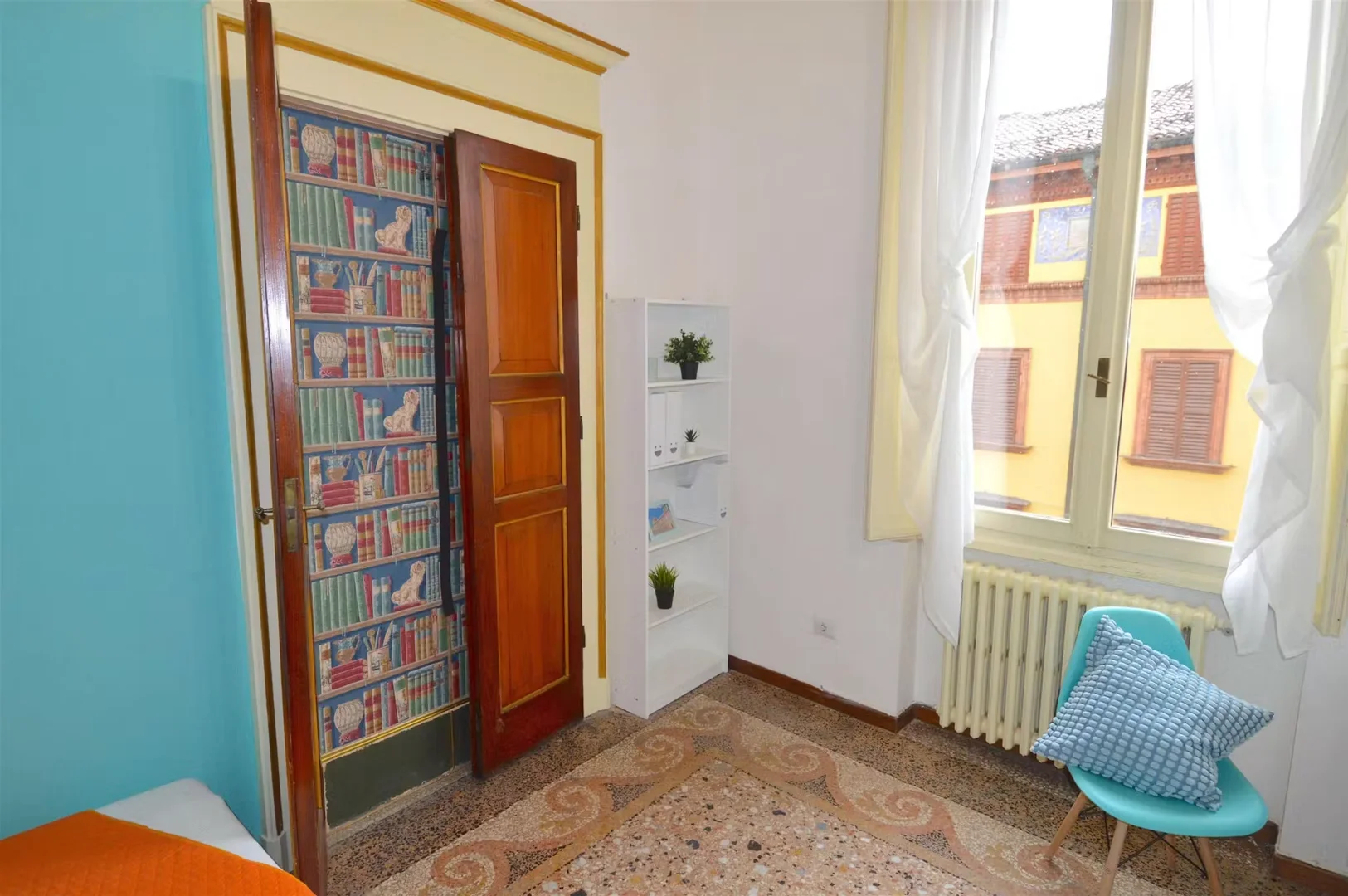 Quarto de estudante luminoso e arejado com acesso fácil à universidade em