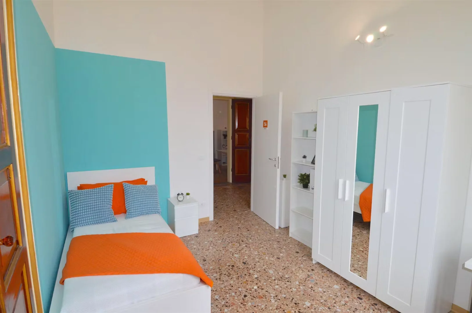 Quarto para alugar em apartamento de estudantes em , totalmente mobilado