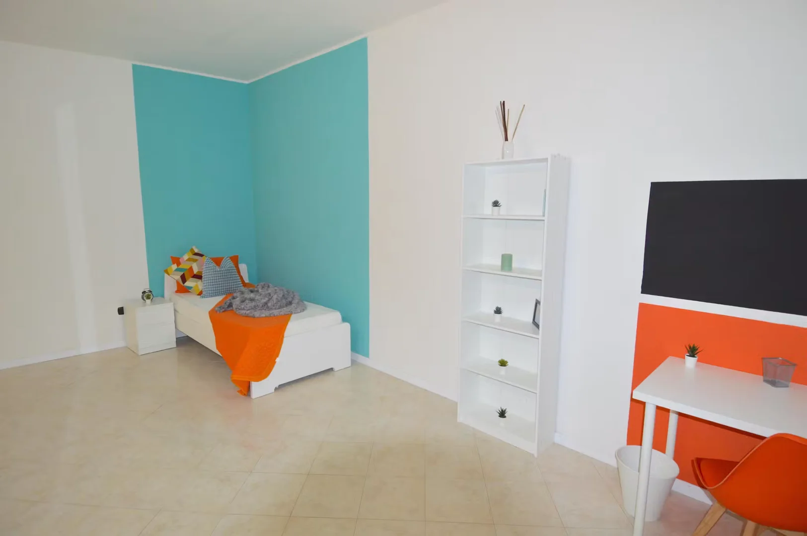Chambre d'étudiant à  avec espace d'étude et installations communes