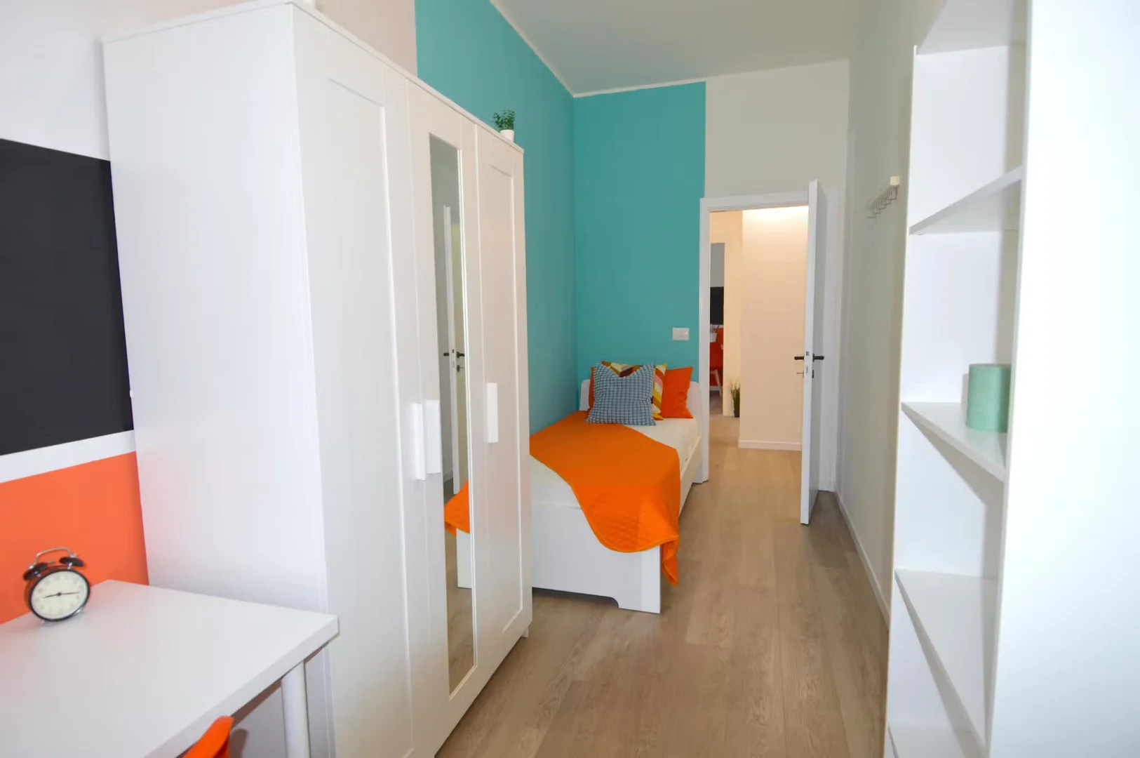 Quarto de estudante em com área de estudo e instalações partilhadas