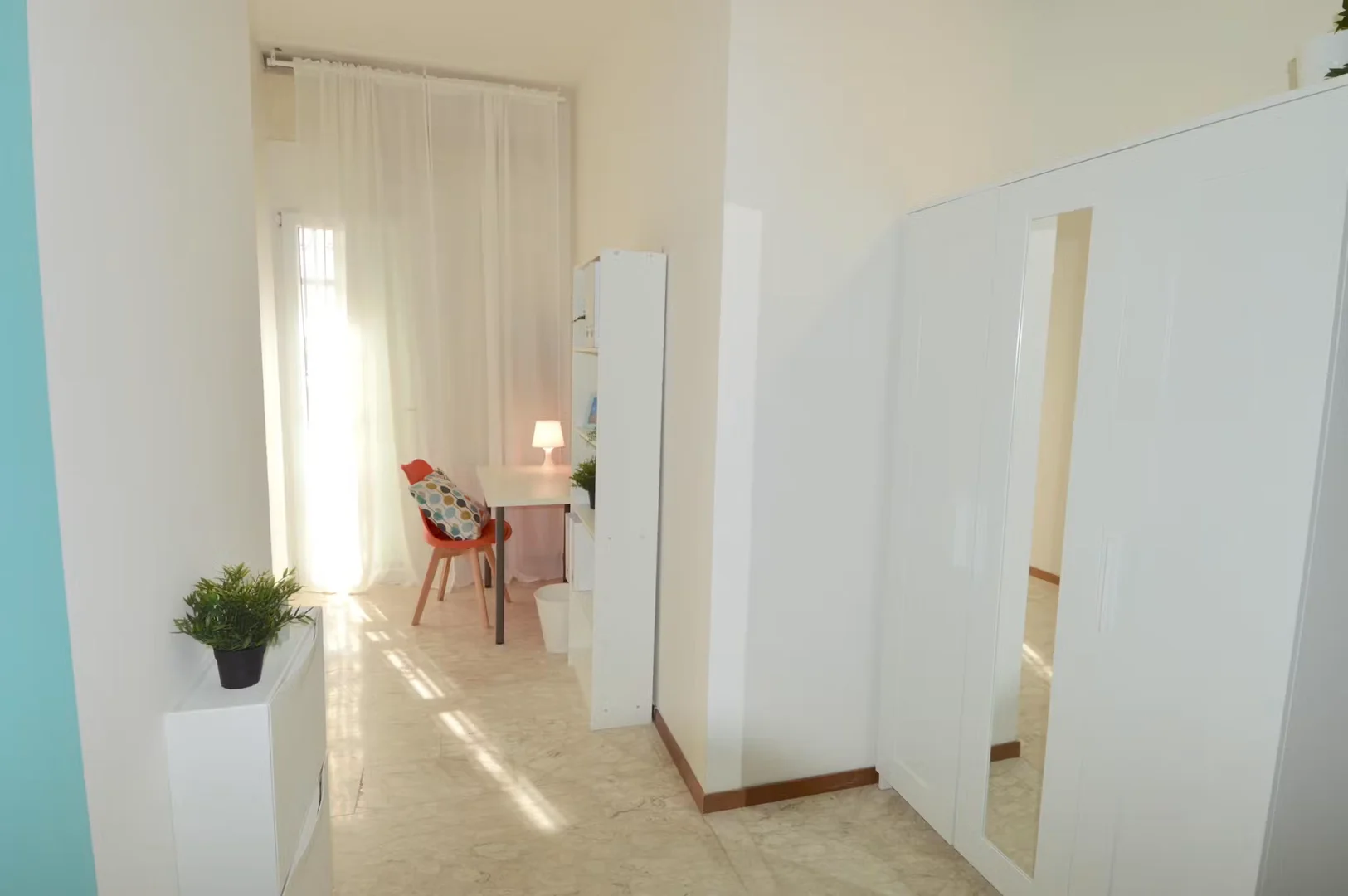 Bright and airy student room with easy university access in 