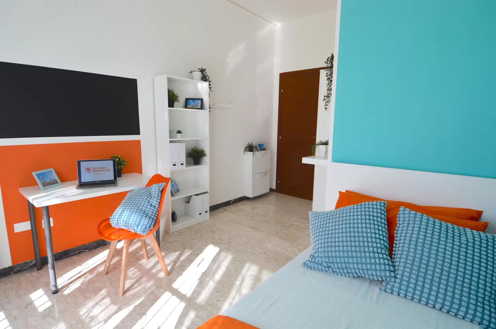 Functional student room perfect for studying in 