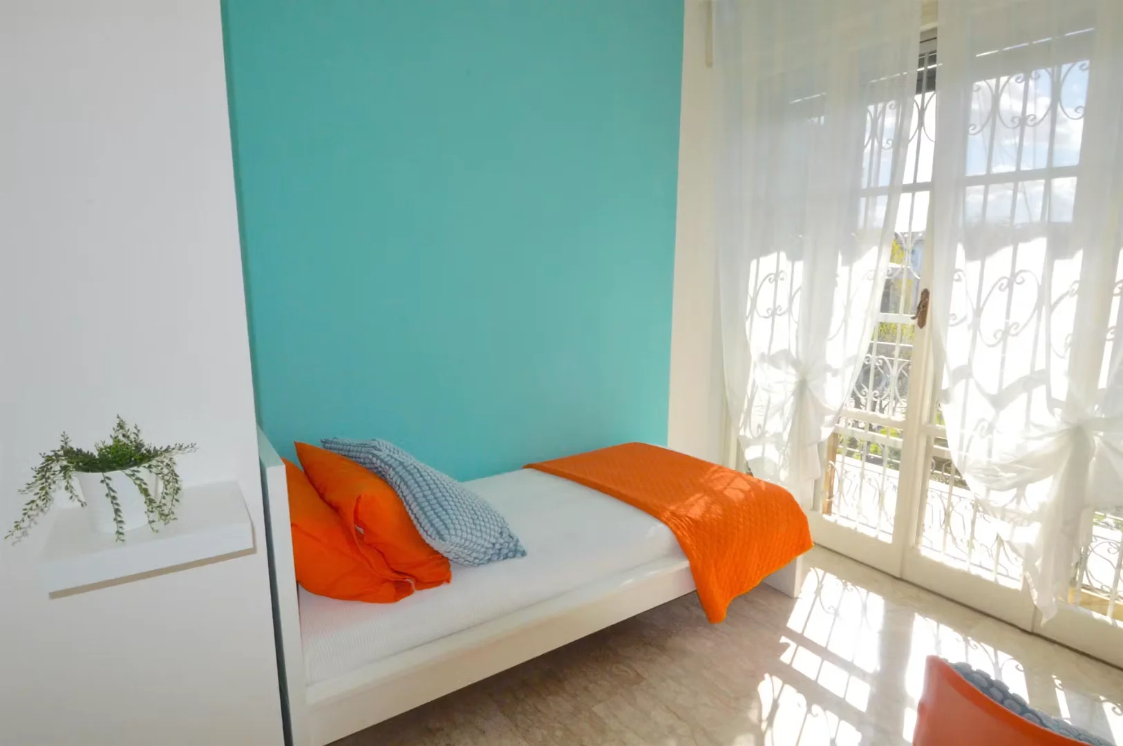 Bright and airy student room with easy university access in 