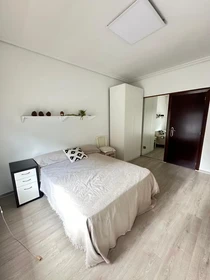 Habitación privada muy luminosa en Logroño