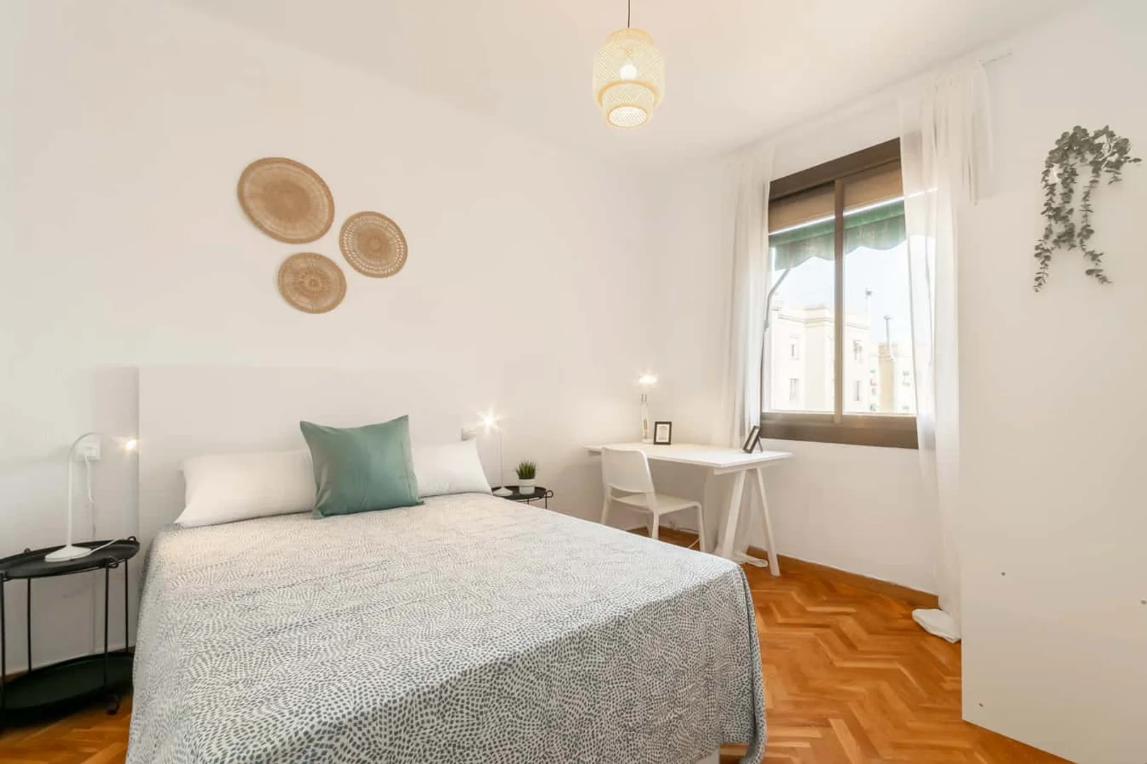 Chambre abordable pour les étudiants avec un bon éclairage dans 