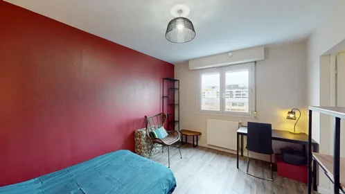 Apartamento inteiro em Square René Coty, Bourg l'Év. la Touche-Moulin du Cte, imagem 1 de 10