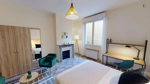 Cheap private room in bordeaux