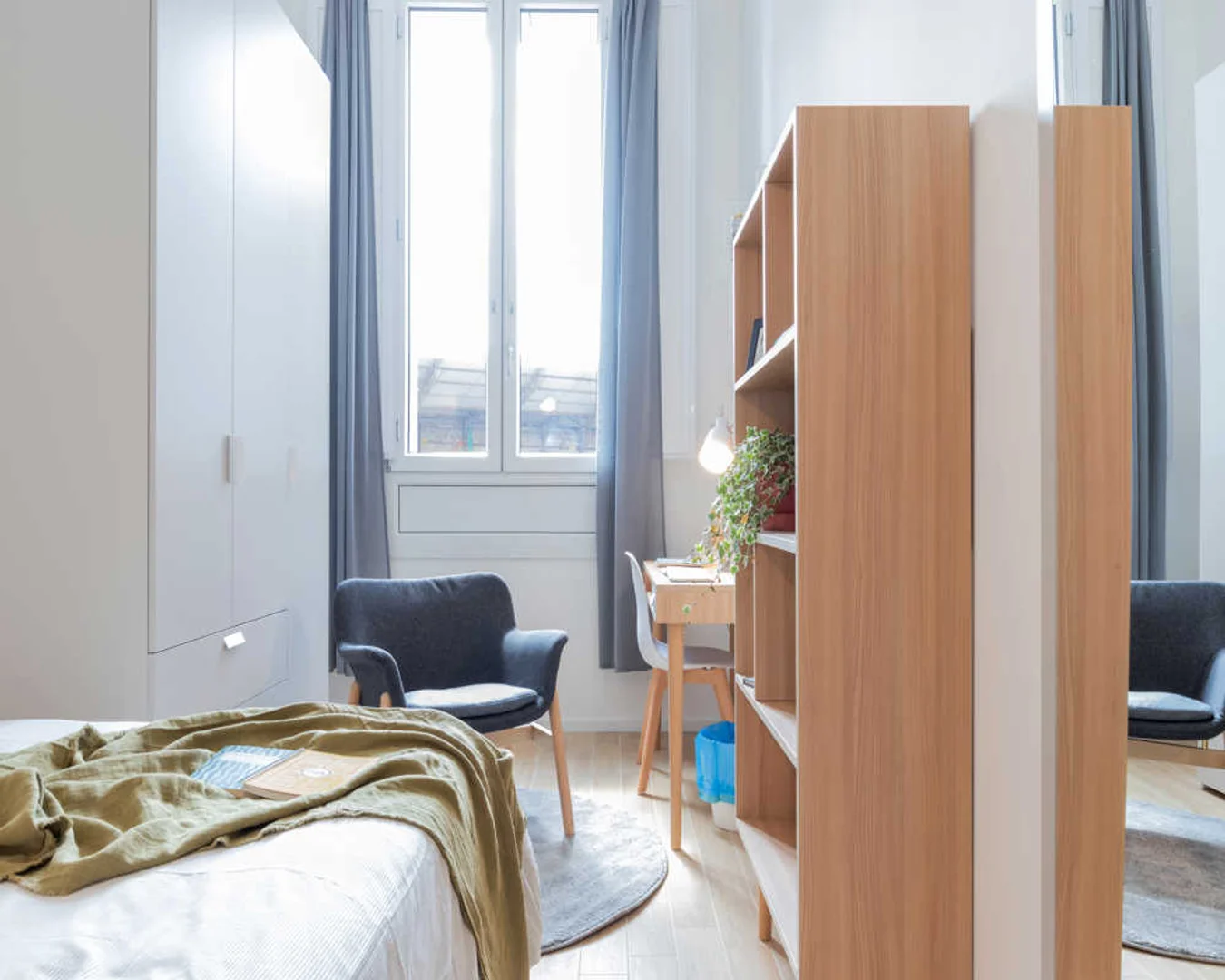 Chambre d'étudiant à  avec espace d'étude et installations communes