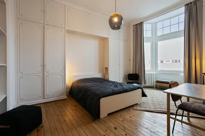 Zimmer mit Doppelbett zu vermieten Charleroi
