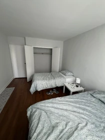 Pokój do wynajęcia we wspólnym mieszkaniu w Toronto