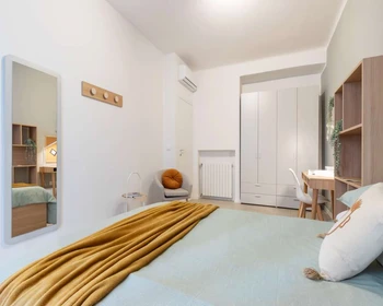 Cheap private room in Bologna