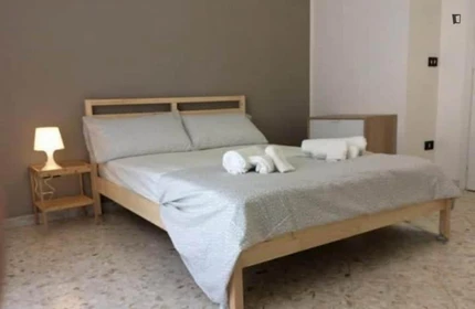 Bari de çift kişilik yataklı kiralık oda