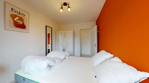 Quarto para alugar com cama de casal em Aix-en-provence