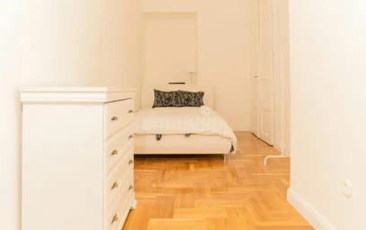 Quarto para alugar com cama de casal em {area}