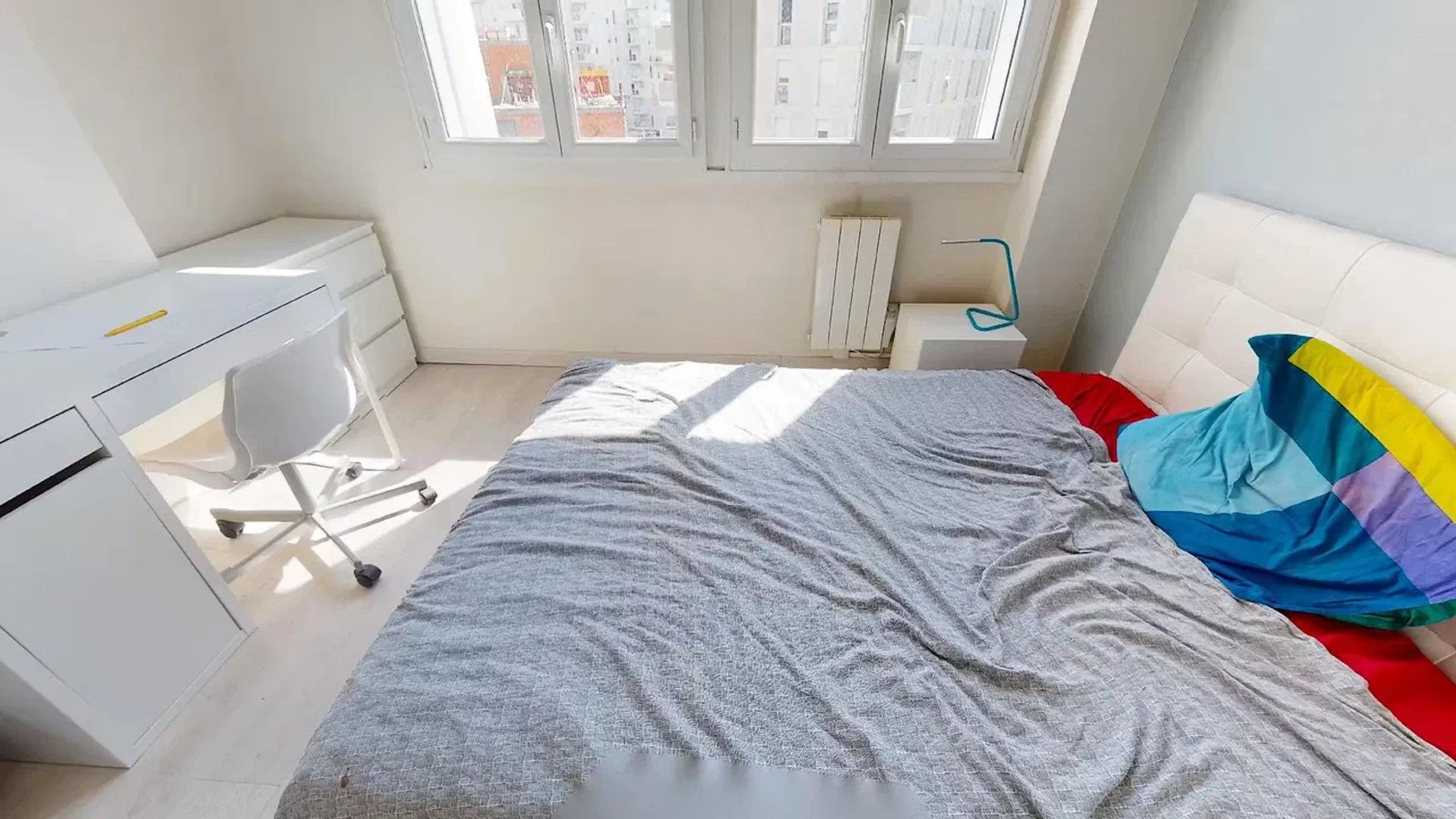 Chambre abordable pour les étudiants avec un bon éclairage dans 
