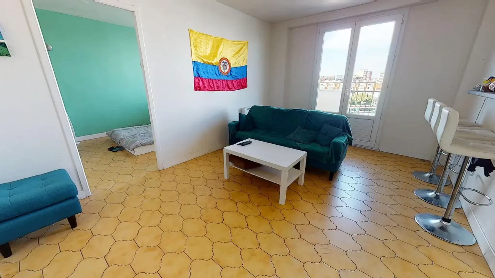 Chambre d'étudiant lumineuse et aérée avec accès facile à l'université dans 