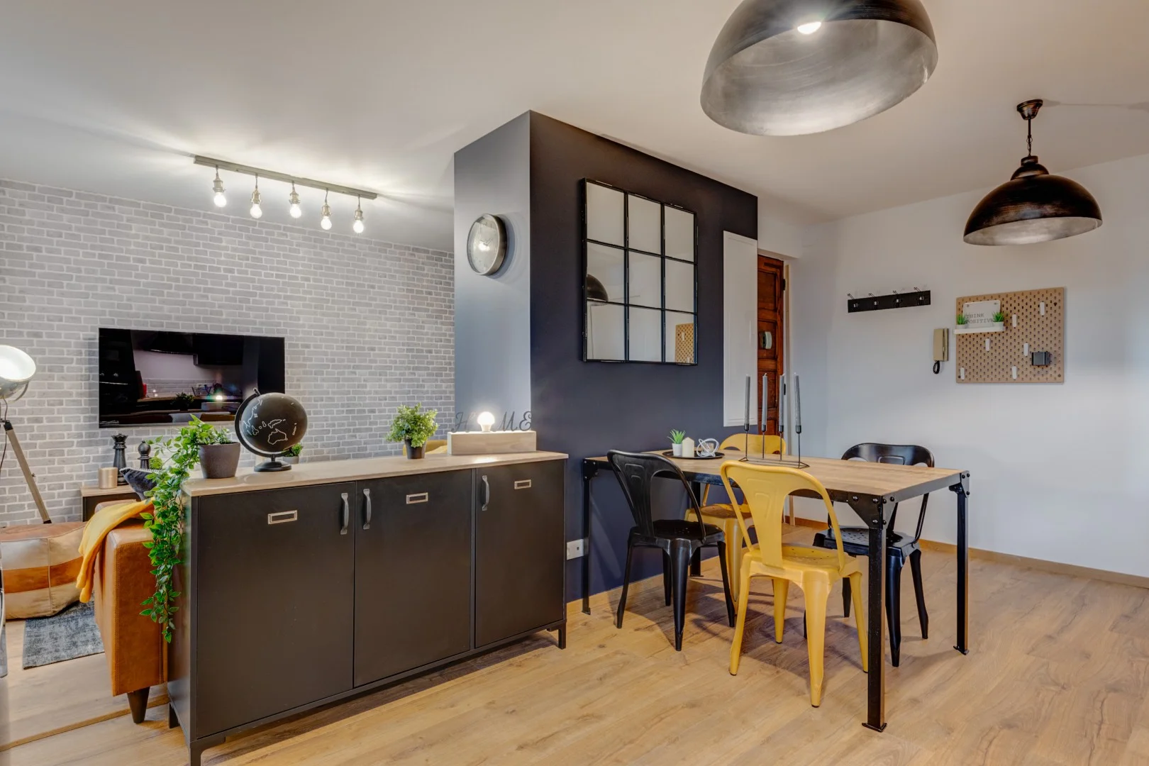 'de modern olanaklara sahip öğrenci dostu oda