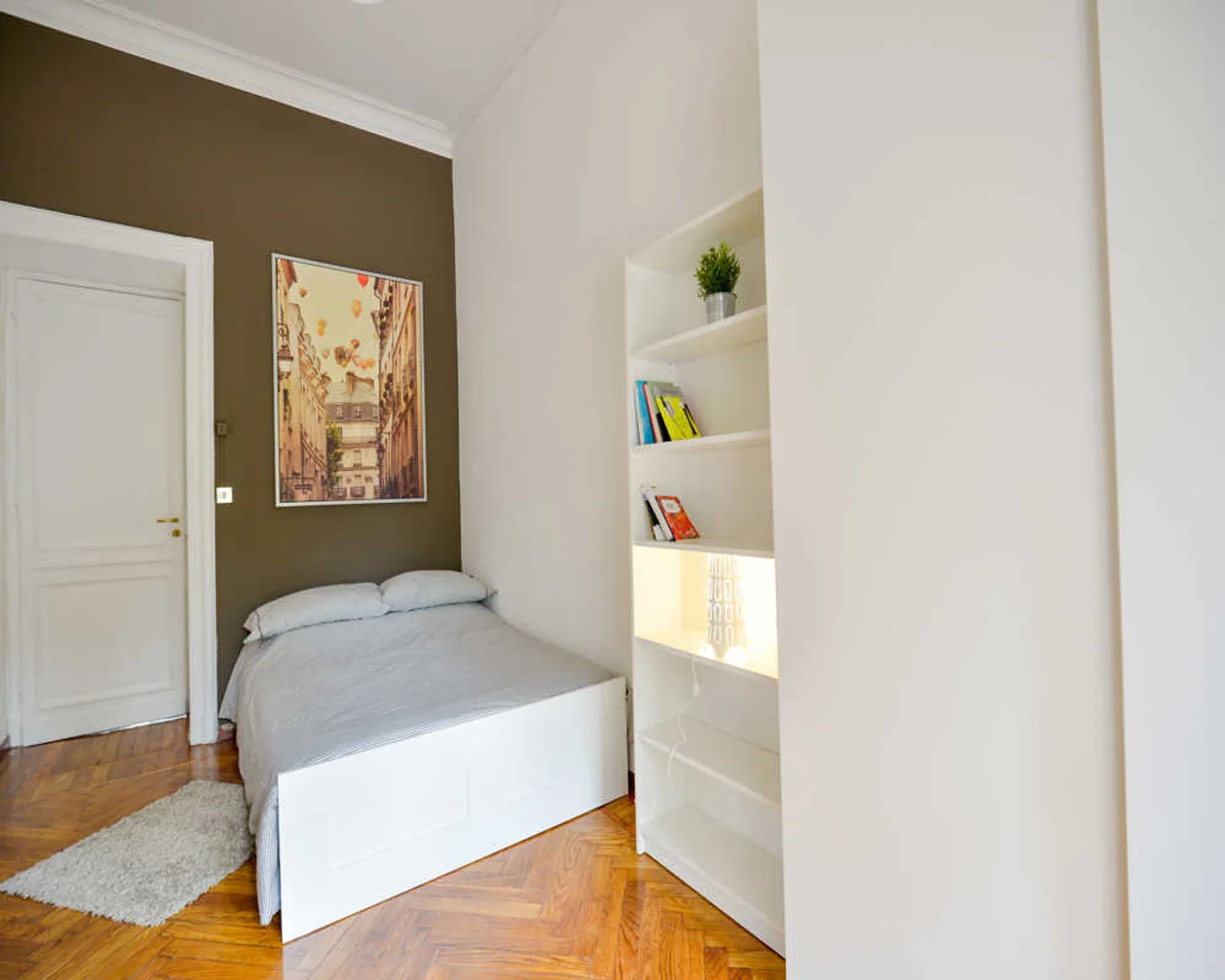Functional student room perfect for studying in 