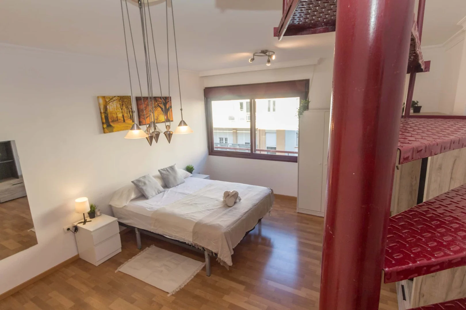 Quarto de estudante em com área de estudo e instalações partilhadas