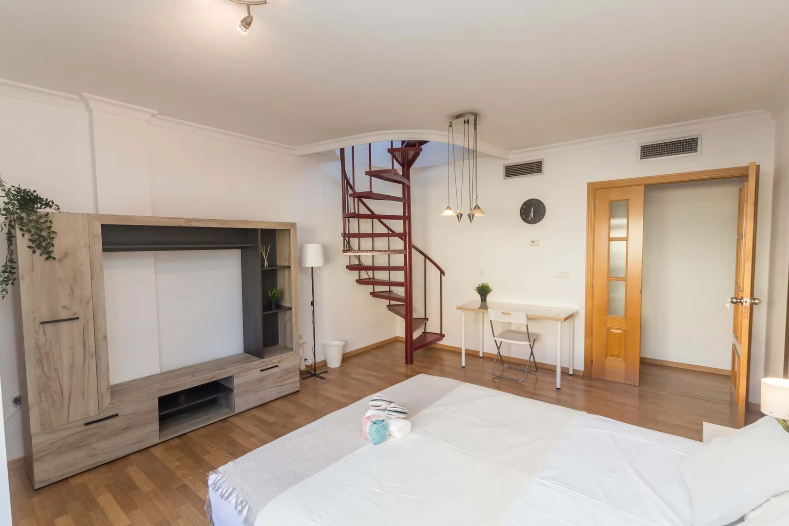 Quarto acolhedor para estudantes disponível em